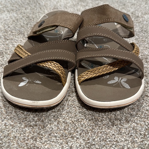 Woman’s gently worn sandal. - Picture 2 of 7